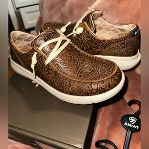 ARIAT Womens Hilo shoe | Embossed Flats | size 8.5 | Brown floral emboss.